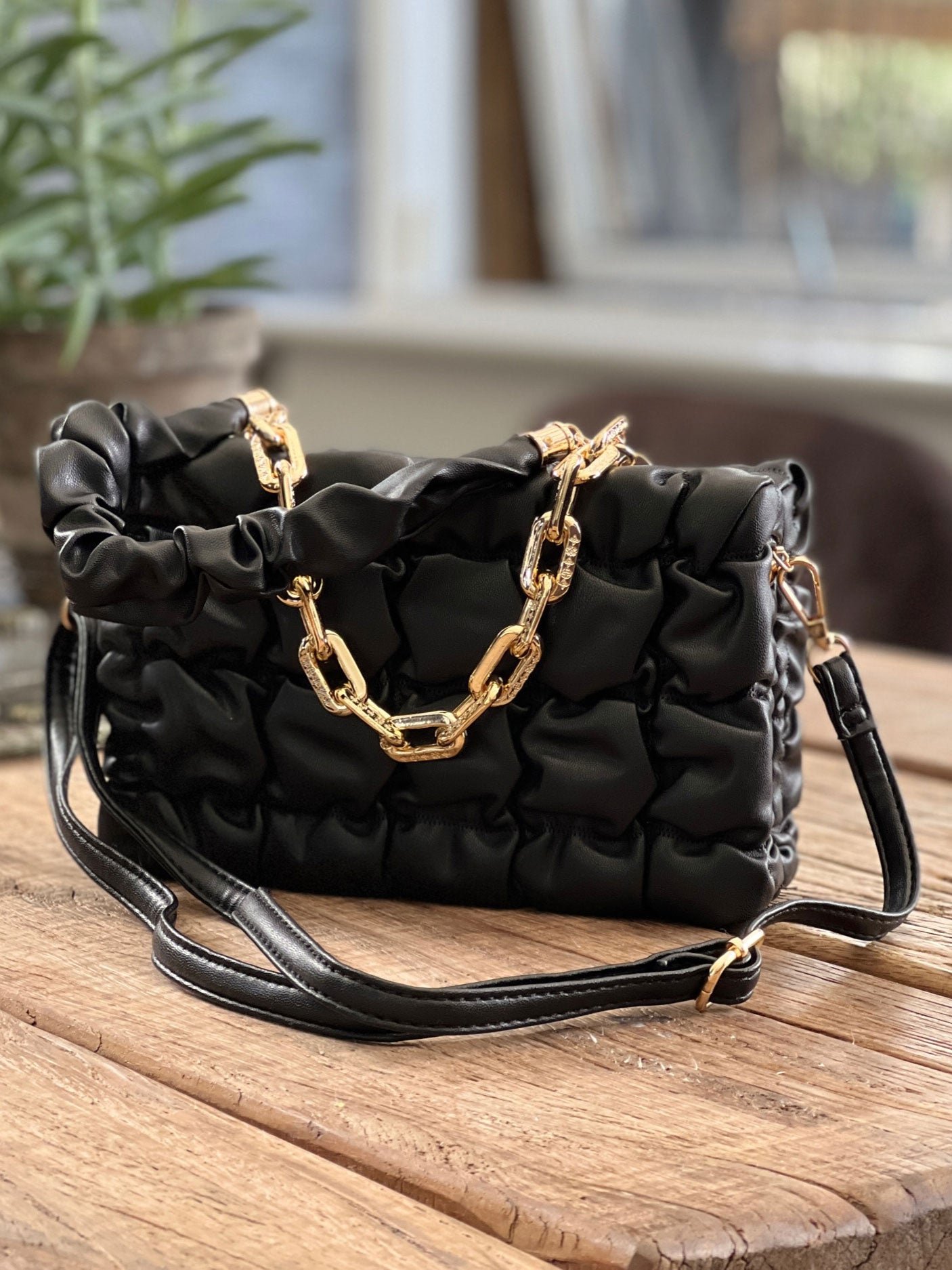 Ashanti - Fyrkantig väska med guldkedja